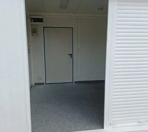 Contentor comercial 300×350 com persianas frontais divididas - Image 7