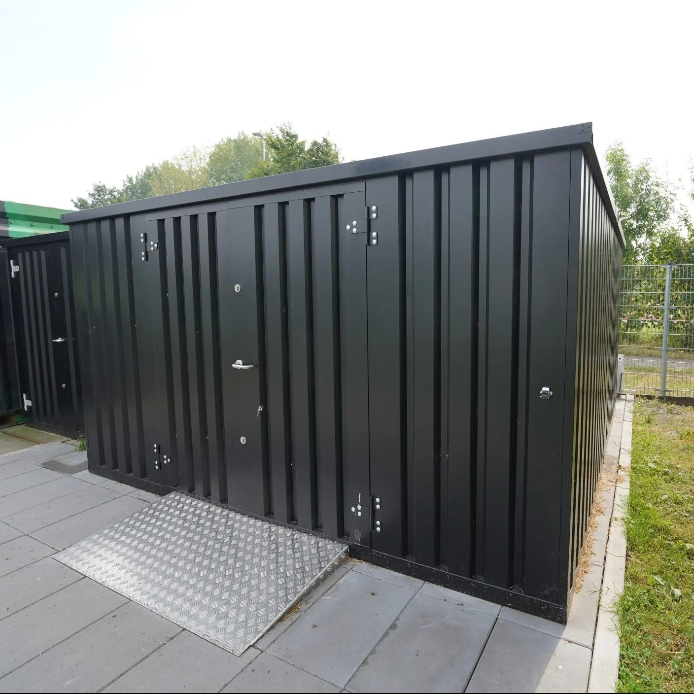 Contentor desmontável de 6 x 4 m – Modelo padrão – 3 portas duplas