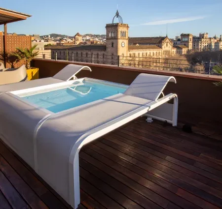 Piscina Mariposa com espreguiçadeiras GRE