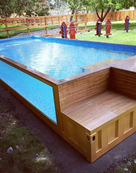 Piscina exterior fabricada um contentor de transporte de 20 pés