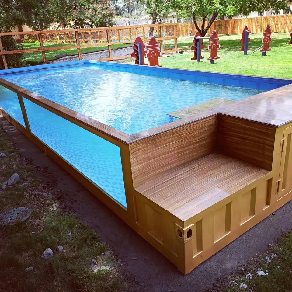 Piscina exterior fabricada um contentor de transporte de 20 pés